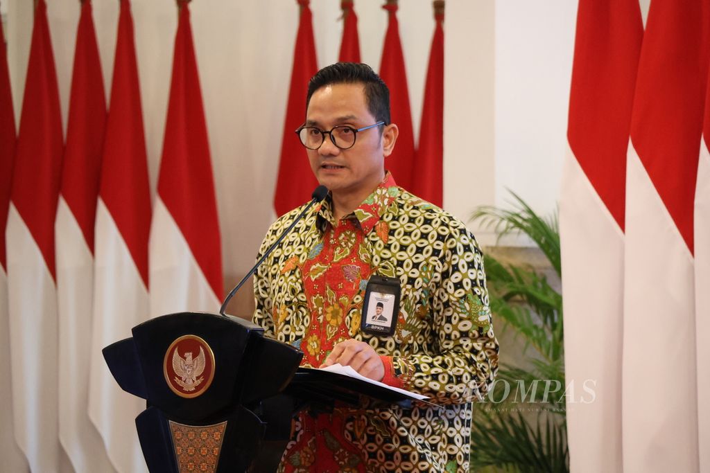 Kepala Badan Pengelola Keuangan Haji (BPKH) Fadlul Imansyah menyampaikan laporan dalam pengarahan Presiden dalam Rapat Kerja Tahun 2023 dan Milad Ke-6 BPKH di Istana Negara, Jakarta, Selasa (12/12/2023).