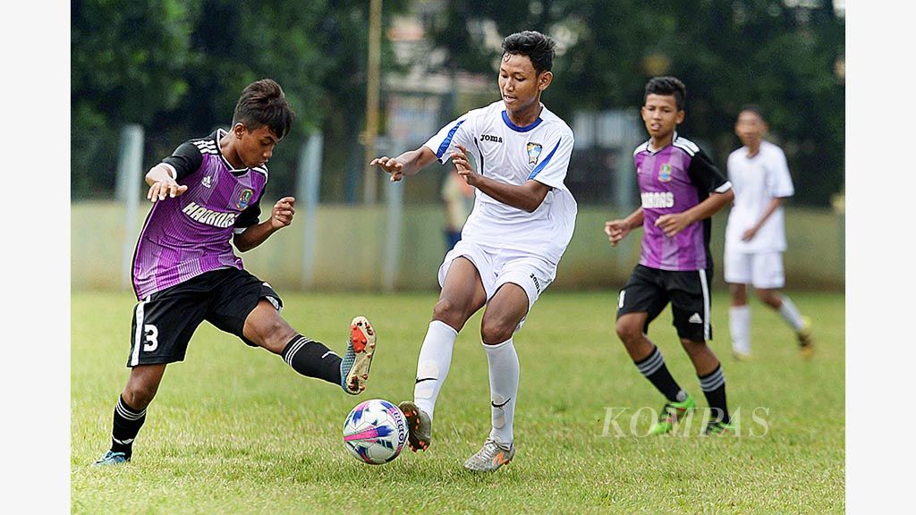 Tim seleksi  Liga Kompas Gramedia (LKG)-SKF Indonesia (putih) menghadapi tim Haornas Kota Bekasi (ungu) dalam laga uji coba di Stadion Gongseng, Jakarta Timur, Sabtu (15/4). Laga berakhir dengan kedudukan 2-1 untuk kemenangan tim Haornas.