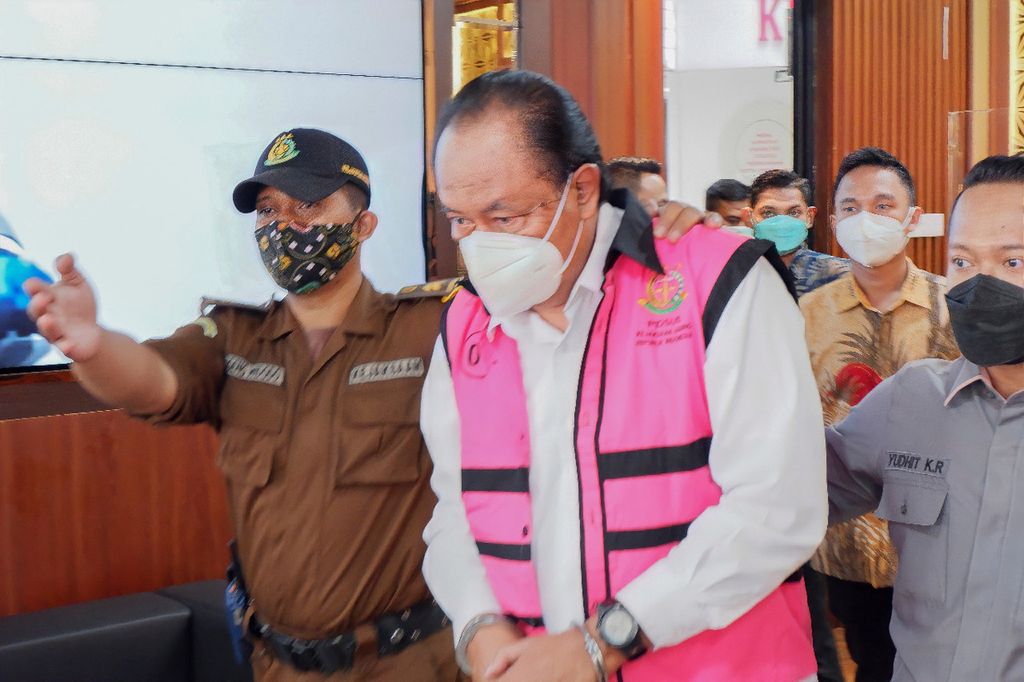 Tersangka kasus dugaan korupsi pengadaan pesawat di PT Garuda Indonesia (Persero) Tbk setelah ditetapkan sebagai tersangka dibawa menuju rumah tahanan, Kamis (24/2/2022).