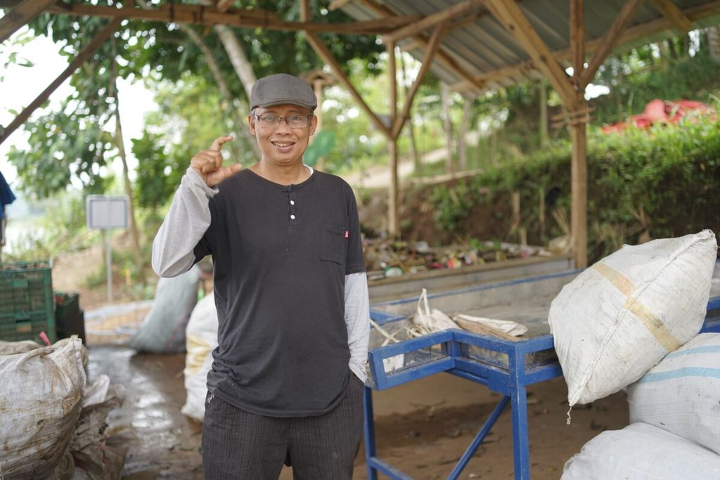 Pendiri Bening Saguling Foundation, Indra Darmawan, saat ditemui di fasilitas pemilahan sampah di tepi Waduk Saguling, Kabupaten Bandung Barat, Senin (7/2/2023).