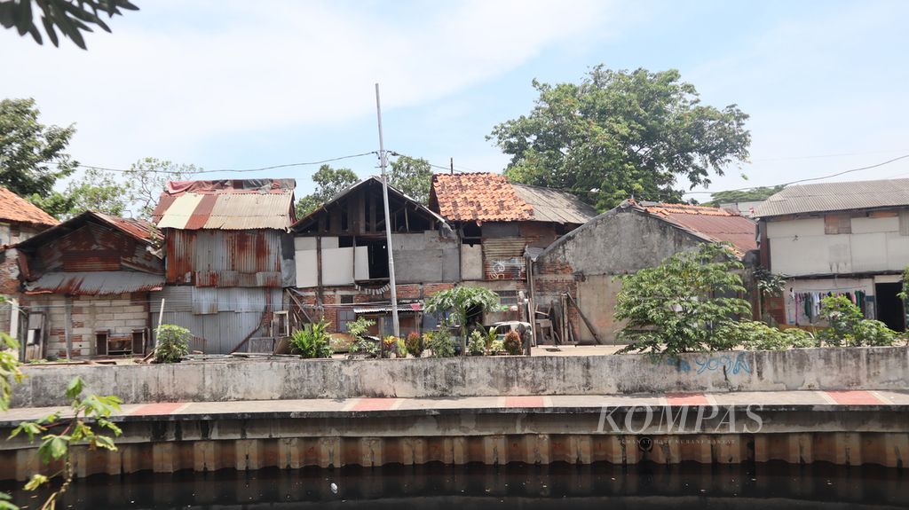 Deretan rumah warga setelah penataan di Kampung Tongkol, Kampung Lodan, dan Kampung Kerapu di Kecamatan Pademangan, Jakarta Utara, Senin (31/10/2022).