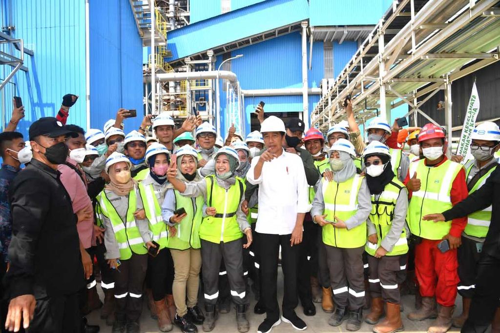 Presiden Joko Widodo berfoto bersama karyawan PT Timah Tbk di sela-sela kunjungan kerjanya, Kamis (20/10/2022).