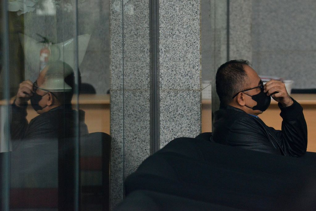 Bekas pejabat eselon III Direktorat Jenderal Pajak Kementerian Keuangan Rafael Alun Trisambodo menunggu panggilan di Gedung Komisi Pemberantasan Korupsi, Jakarta, Rabu (1/3/2023).