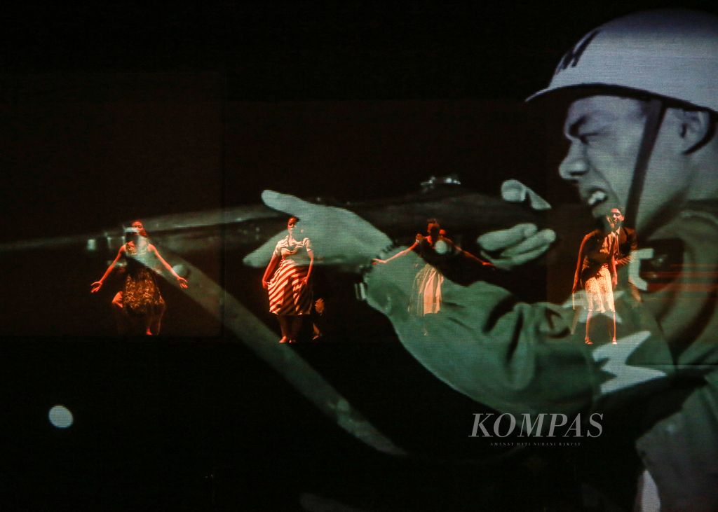 Tarian di balik layar yang memutar film klasik karya sutradara Usmar Ismail tahun 1954 mewarnai pertunjukan teater berjudul 'Setelah Lewat Djam Malam' di Graha Bhakti Budaya, Taman Ismail Marzuki, Jakarta Pusat, Kamis (1/12/2022) malam. 