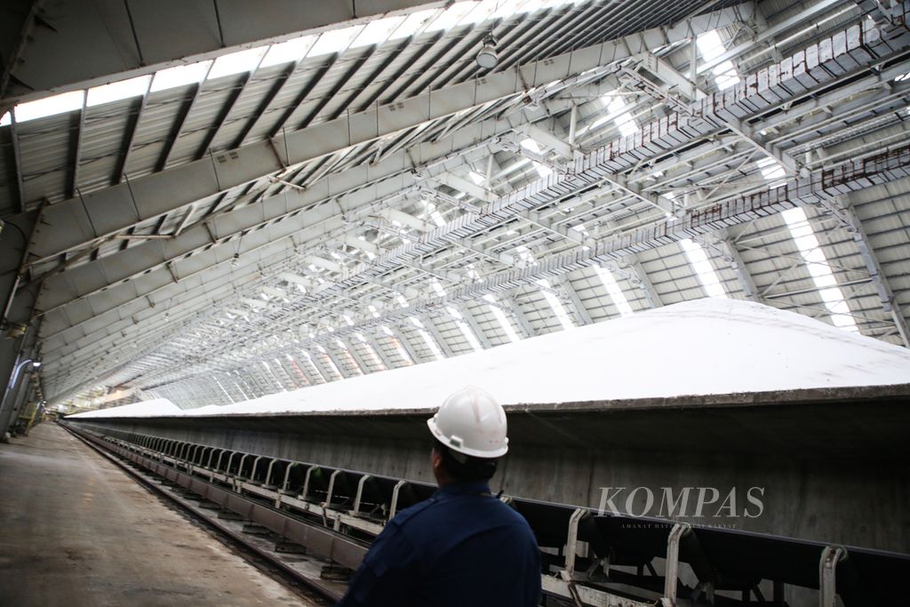 Stok urea di Urea Bulk Storage PT Pupuk Kalimantan Timur (PKT) di Bontang, Kalimantan Timur, Senin (12/6/2023). 