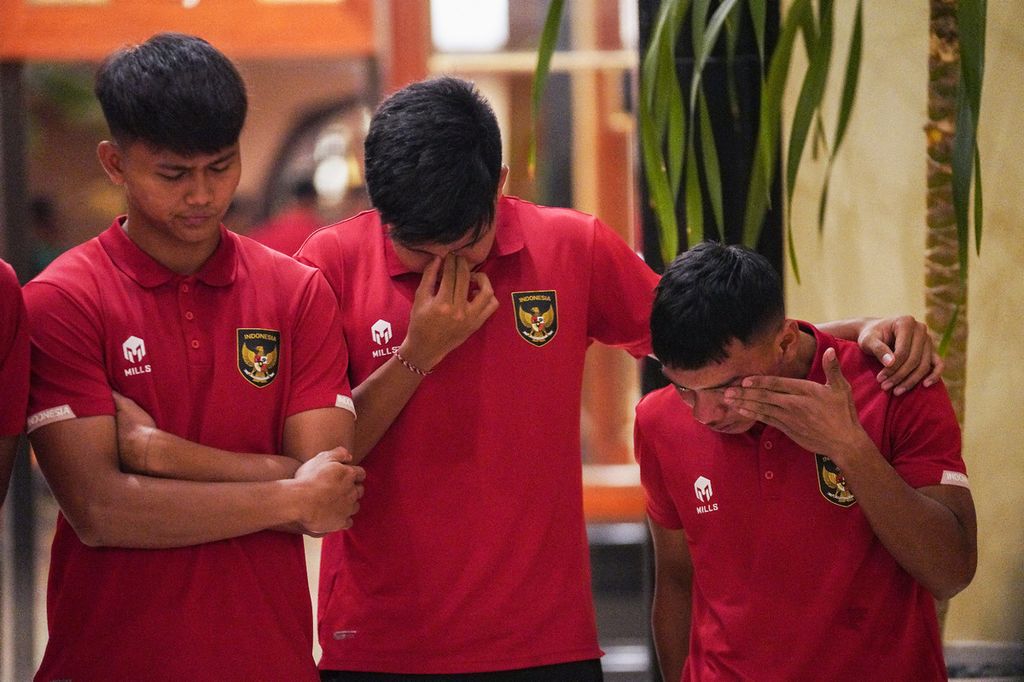 Pemain tim Indonesia U-20 Hokky Caraka (kiri) dan dua rekannya menangis setelah diberitahu bahwa FIFA mencabut status Indonesia sebagai tuan rumah Piala Dunia U-20 di lobi Hotel Sultan, Jakarta, Rabu (29/3/2023).