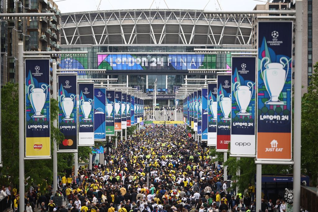 Suporter Real Madrid dan Borrusia Dortmund memasuki Stadion Wembley, London, Inggris, menjelang pertandingan final Liga Champions 2024, Minggu (2/6/2024) dini hari WIB.