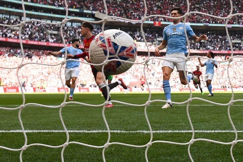 Penyerang Manchester United, Alejandro Garnacho (tengah), mencetak gol ke gawang Manchester City pada laga final Piala FA di Wembley, London, Inggris, Sabtu (25/5/2024). MU menang 2-1.