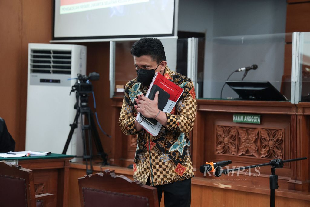 Terdakwa kasus dugaan pembunuhan berencana terhadap Brigadir Nofriansyah dan kasus dugaan penghalangan penyidikan, Ferdy Sambo, menyapa pengunjung sidang saat bersiap menjalani sidang di Pengadilan Negeri Jakarta Selatan, Jakarta, Senin (17/10/2022).