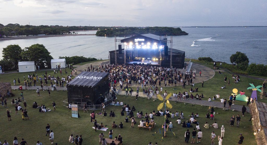 Foto udara jelang senja di panggung Plainsong Live saat band asal Yogyakarta, Stars and Rabbit, tampil pada hari kedua festival musik Joyland 2023 di Peninsula Island, Nusa Dua, Bali, Sabtu (18/3/2023).