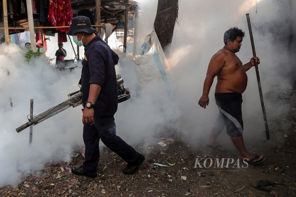 Warga menghindari asap <i>fogging </i>di RW 005, Sunter Agung, Jakarta Utara, Selasa (8/8/2023).