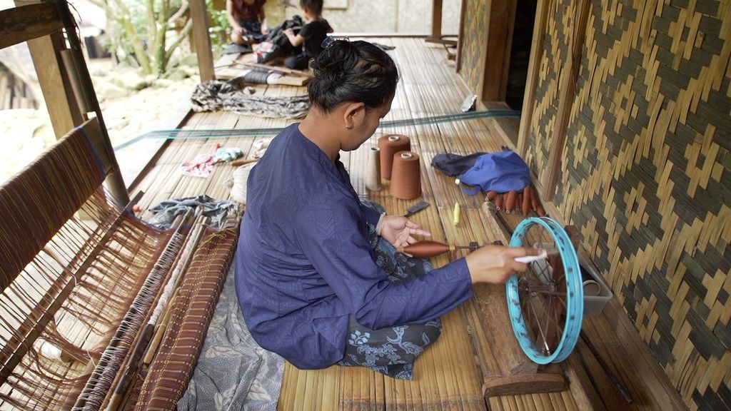 Warga Baduy Luar, Kampung Cicakal, Desa Kanekes, Lebak, Banten, memintal benang untuk bahan menenun, Kamis (27/10/2022).