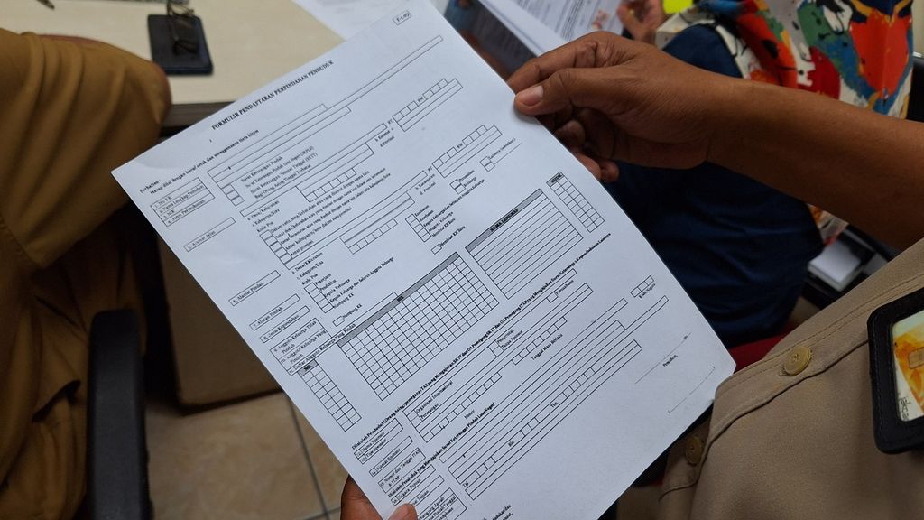 Contoh formulir penataan dan penertiban penduduk sesuai domisili bagi warga terdampak program pendataan di Kelurahan Petamburan, Jakarta Pusat, Selasa (23/4/2024).