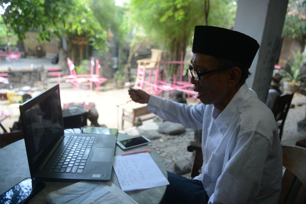 Pimpinan Komunitas Lima Gunung Sutanto Mendut berbicara melalui aplikasi Zoom di Studio Mendut, Kabupaten Magelang, Jawa Tengah, dalam acara Kuliah Umum Fakultas Ilmu Budaya Universitas Mulawarman, akhir September 2020. 
