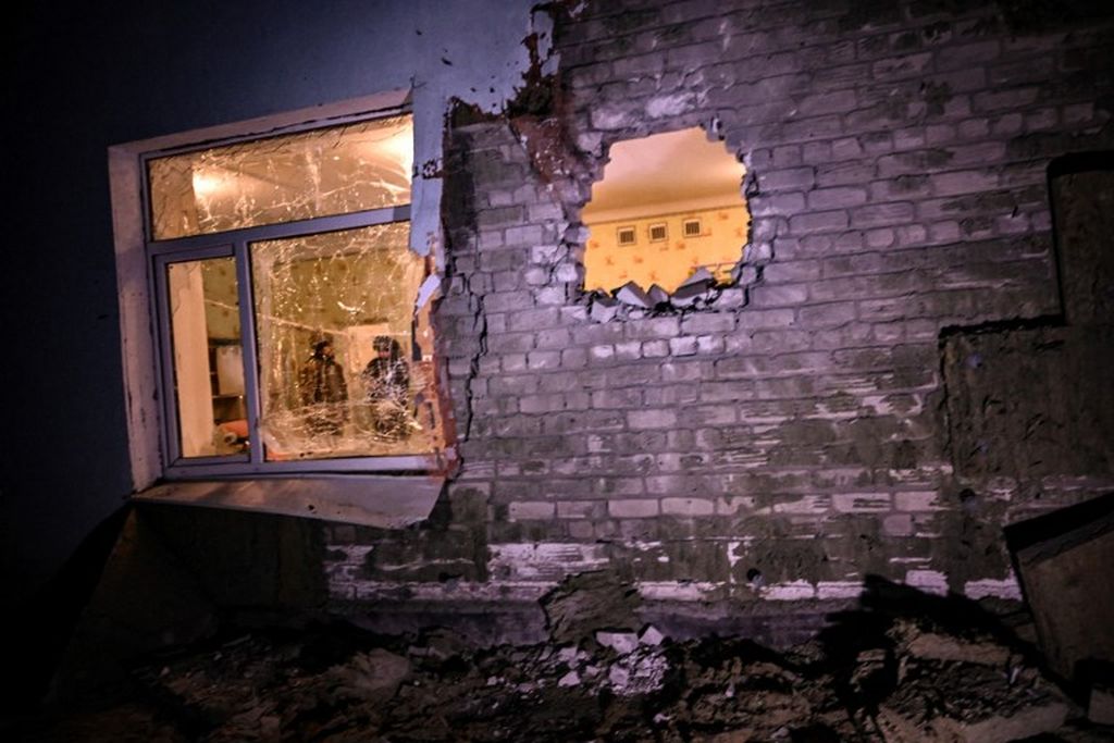 Sebuah bagunan sekolah taman kanak-kanak di permukiman Stanytsia Luhanska, Ukraina timur, terkena tembakan artileri dari kelompok separatis dukungan Rusia, 17 Februari 2022. Sekolah ini berada di wilayah yang dikuasai Pemerintah Ukraina di wilayah Ukraina timur.