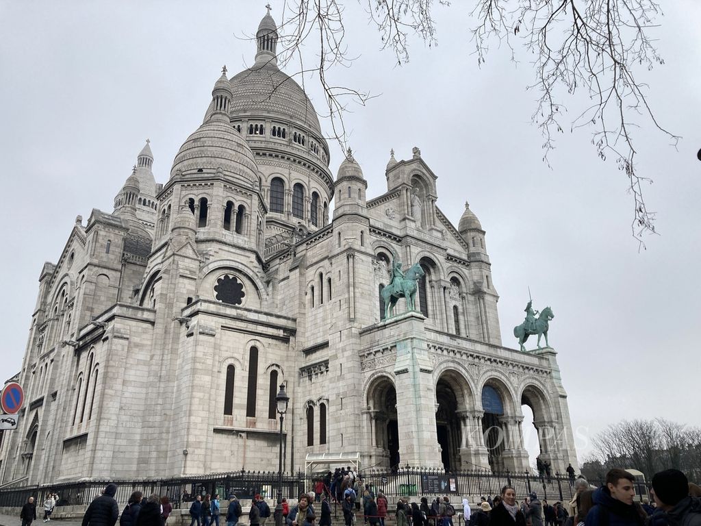 Gereja Sacre Coeur di kawasan Montmartre menjadi salah satu daya tarik wisata utama di kota Paris, Perancis. Foto diambil pada Rabu (22/2/2023). 