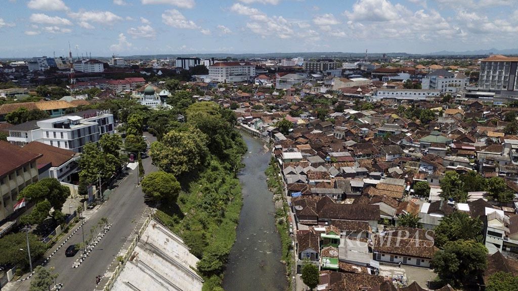 Kawasan permukiman padat penduduk di tepi Kali Code, Yogyakarta, terlihat dari udara, Kamis (15/3/2018).