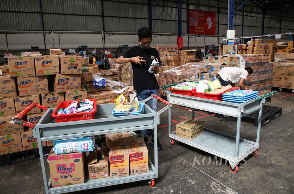A worker looks for customer groceries at the JD.ID warehouse in the Marunda warehouse area, Bekasi, West Java, Friday (10/12/2021). 
