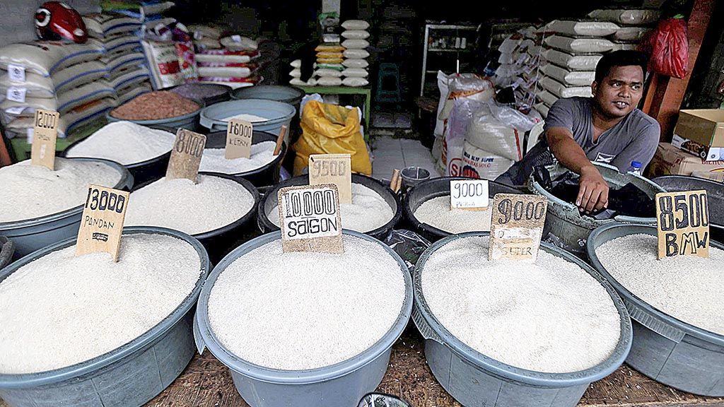 Pedagang menjajakan beras eceran yang dijual dengan ukuran liter di kawasan Pasar Manggis, Setiabudi, Jakarta, Rabu (4/10). Pemerintah menerapkan kebijakan harga eceran tertinggi pada empat bahan pokok, termasuk beras untuk mengendalikan harga.   