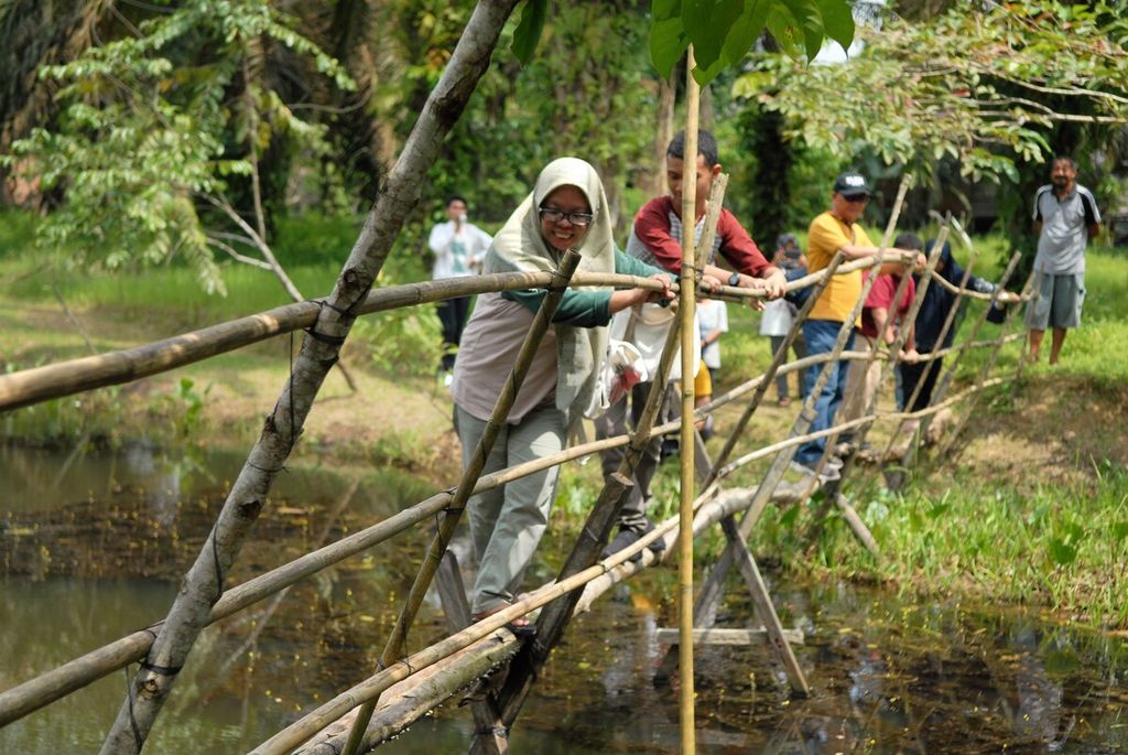 Wisata alam menjadi alternatif bagi warga berlibur selama masa Lebaran. Suasana pengunjung di Taman Sakat Lebung Panjang, Desa Jambi Tulo, Kecamatan Maro Sebo, Kabupaten Muaro Jambi (30/4/2023). 