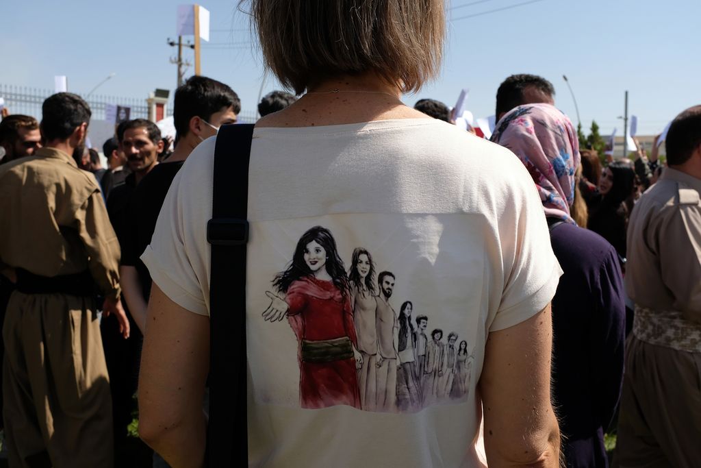 Para pengunjuk rasa berdemonstrasi di luar kantor PBB di Erbil, Irak utara, 24 September 2022, untuk memprotes kematian perempuan Kurdi, Mahsa Amini, di Teheran, Iran. 