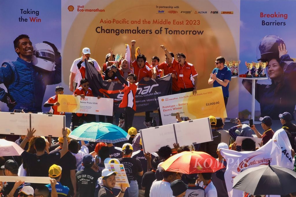 Tim Semar Proto Universitas Gadjah Mada, Yogyakarta, menerima piala sebagai juara Shell Eco-marathon Asia Pasifik dan Timur Tengah 2023 untuk kategori <i>prototype </i>kelas baterai listrik di Sirkuit Internasional Mandalika, Lombok Tengah, NTB, Minggu (9/7/2023).