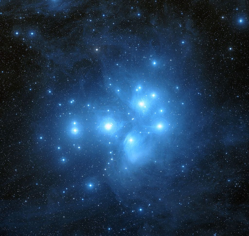 Citra gugus bintang terbuka Pleiades atau M45. Gugus bintang yang berisi bintang-bintang muda dan panas itu berada di dekat rasi Taurus. Dalam banyak budaya di dunia, Pleiades menjadi bintang yang sangat populer.