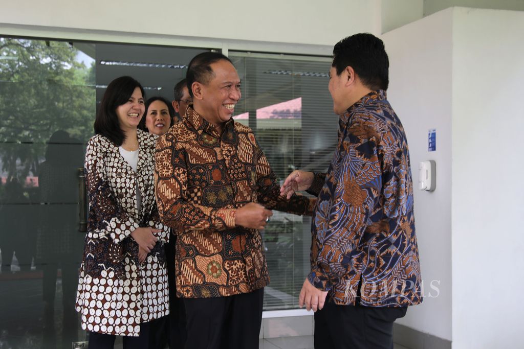 Ketua Umum PSSI Erick Thohir berbincang dengan Wakil Ketua PSSI yang juga Menteri Pemuda dan Olahraga Zainudin Amali seusai memberikan keterangan kepada wartawan terkait pertemuan mereka dengan Presiden Joko Widodo di Istana Kepresidenan, Jakarta, Senin (20/2/2023).