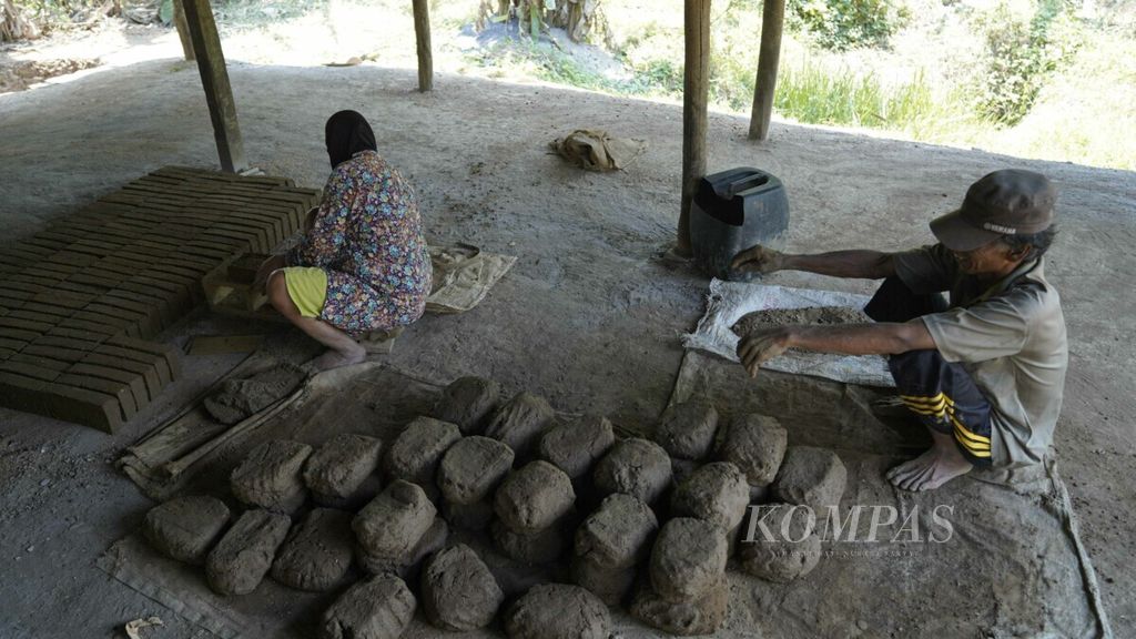 Icang (70) dan Anis, pasangan suami istri, sudah menggeluti pekerjaaan sebagai pembuat batu bata lebih dari 30 tahun di Desa Tunggakjati, Kecamatan Karawang Barat, Kabupaten Karawang, Jawa Barat, Rabu (11/9/2019).