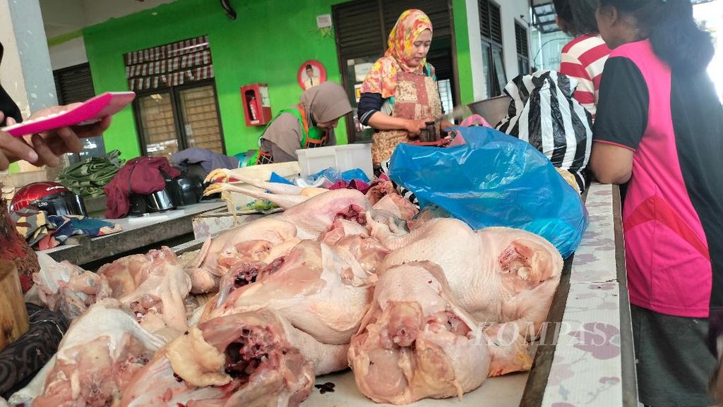 Menjelang Lebaran, permintaan ayam potong di Pasar Rejowinangun, Kota Magelang, mulai meningkat. Sejumlah pedagang mulai menambah stok ayam.