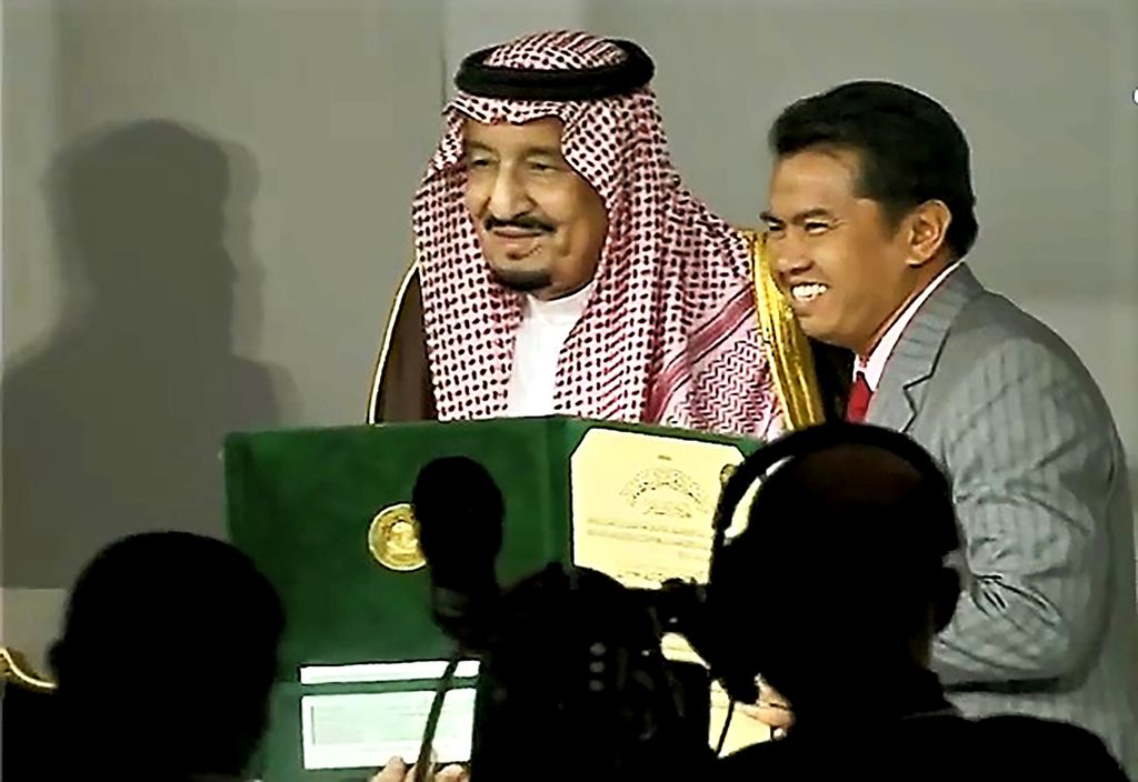 Irwandi Jaswir (kanan) menerima King Faisal International Prize 2018 dari Raja Salman (kiri), Senin (26/3) malam, di Riyadh, Arab Saudi.