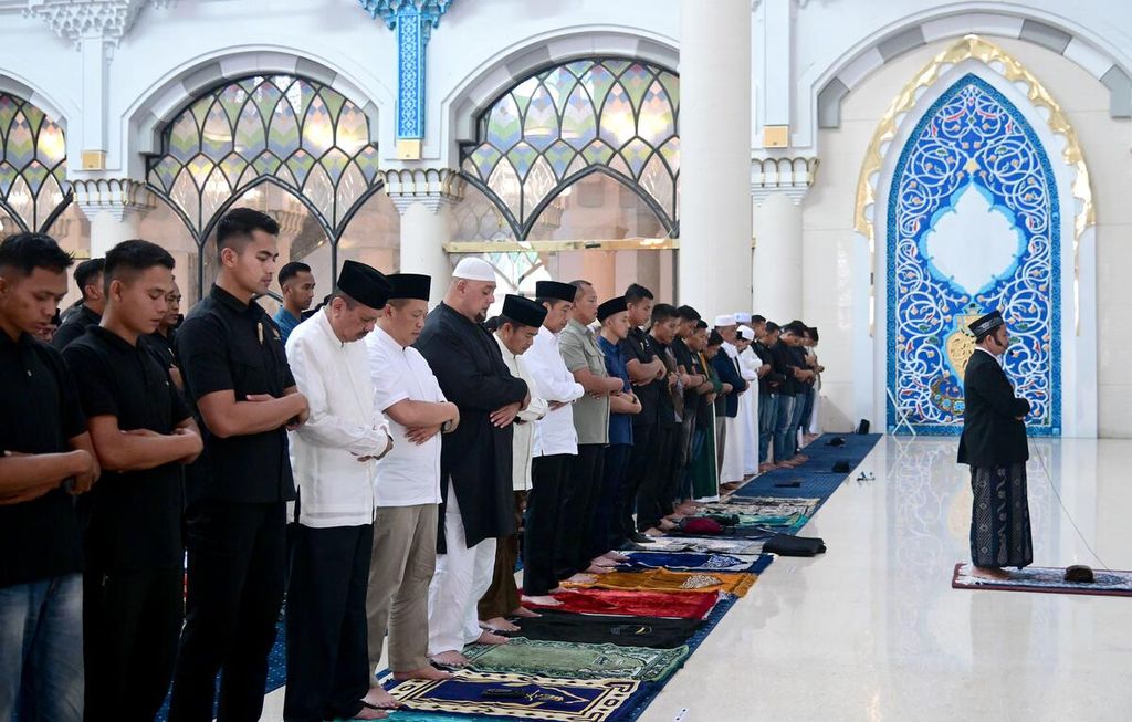 Presiden Joko Widodo menunaikan shalat Jumat di Masjid Agung, Kota Medan, Jumat (12/4/2024).