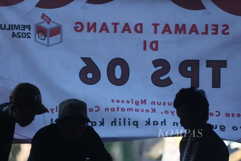 Warga bersiap mengikuti pemungutan suara ulang di TPS 06, Dusun Ngleses, Desa Candimulyo, Kecamatan Candimulyo, Kabupaten Magelang, Jawa Tengah, Minggu (18/2/2024). 