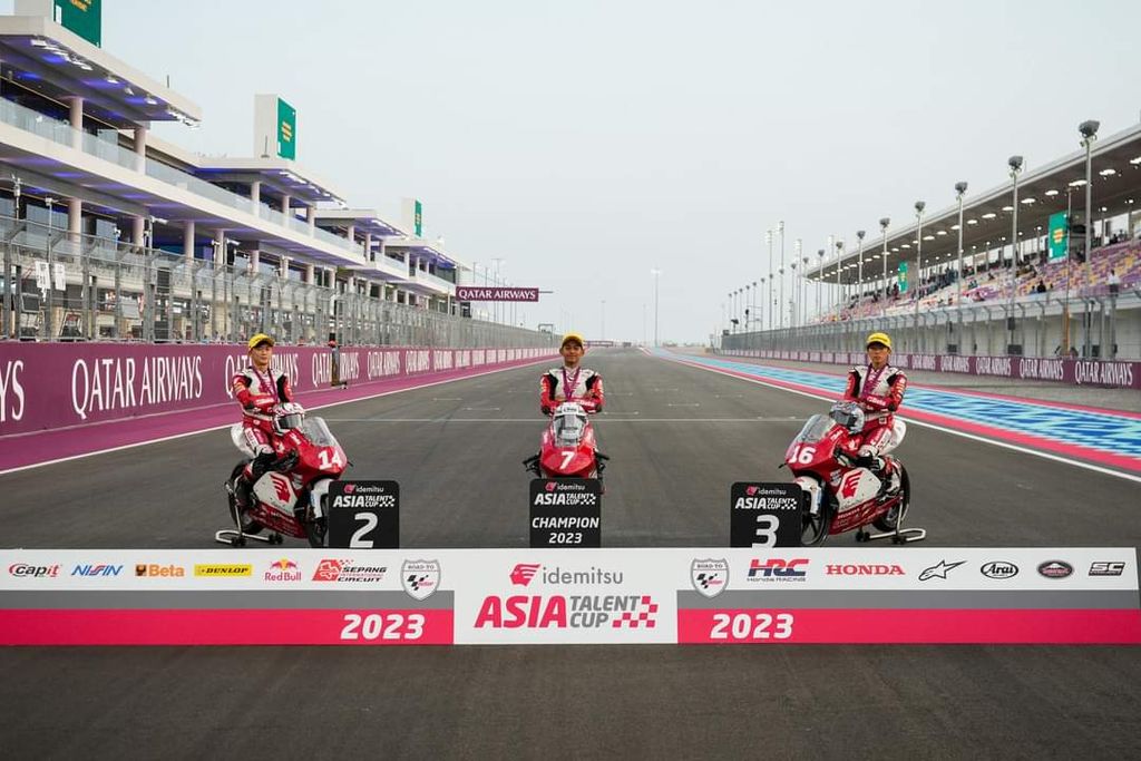 Indonesian racer Veda Ega Pratama (center) clinched the 2023 Idemitsu Asia Talent Cup championship title by scoring the highest points record of 256 and the most wins in a season, with nine victories.