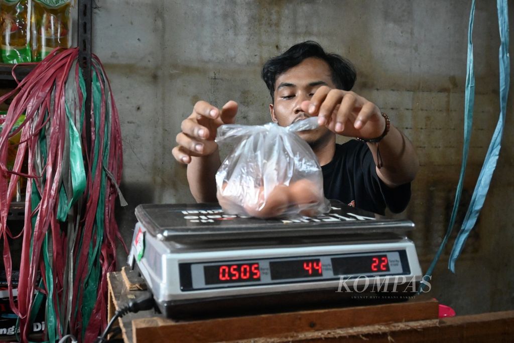 Seorang pedagang tengah menimbang telur milik pembeli di Pasar Kramatjati, Jakarta Timur, Rabu (24/8/2022) siang.