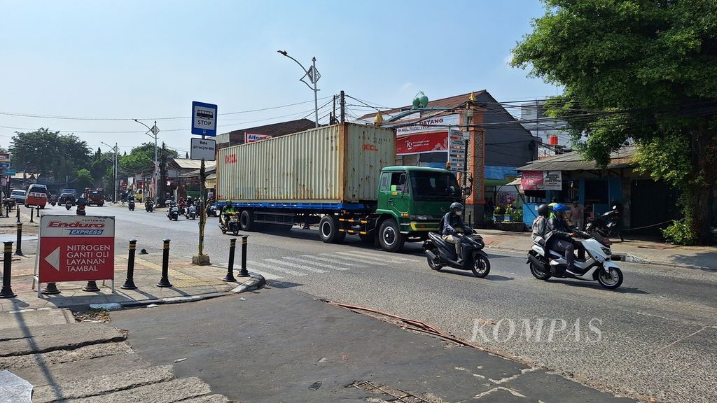 Kondisi lokasi tabrakan beruntun truk tangki dan kendaraan lain di Jalan Plumpang Semper, Koja, Jakarta Utara, Kamis (5/9/2024).