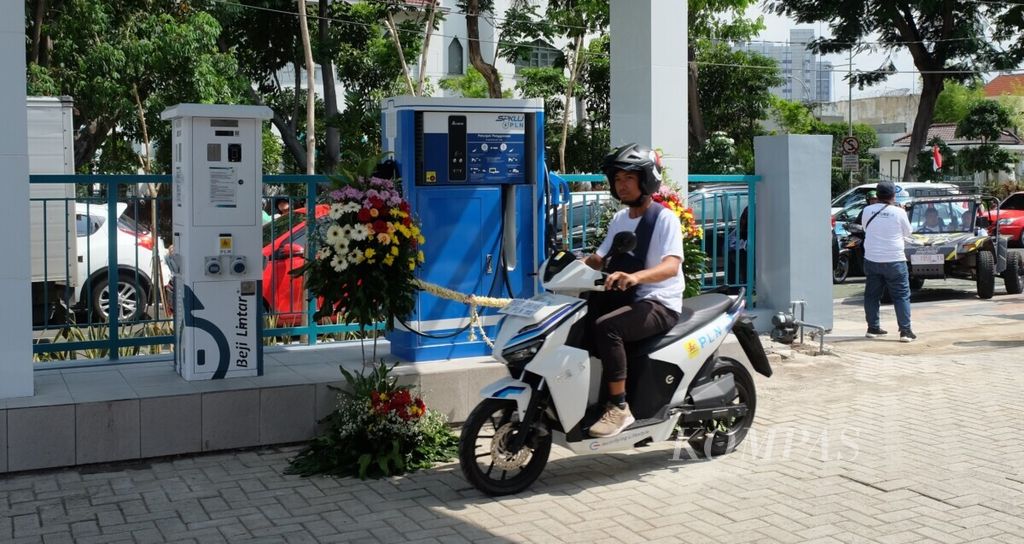 Sepeda motor listrik Gesits melintas di Stasiun Pengisian Kendaraan Listrik Umum (SPKLU) yang berada di kantor PT Perusahaan Listrik Negara Wungu, Surabaya, Jawa Timur, Sabtu (29/2/2020). PT PLN Distribusi Jawa Timur membangun satu SPKLU untuk pengguna kendaraan listrik di Surabaya.