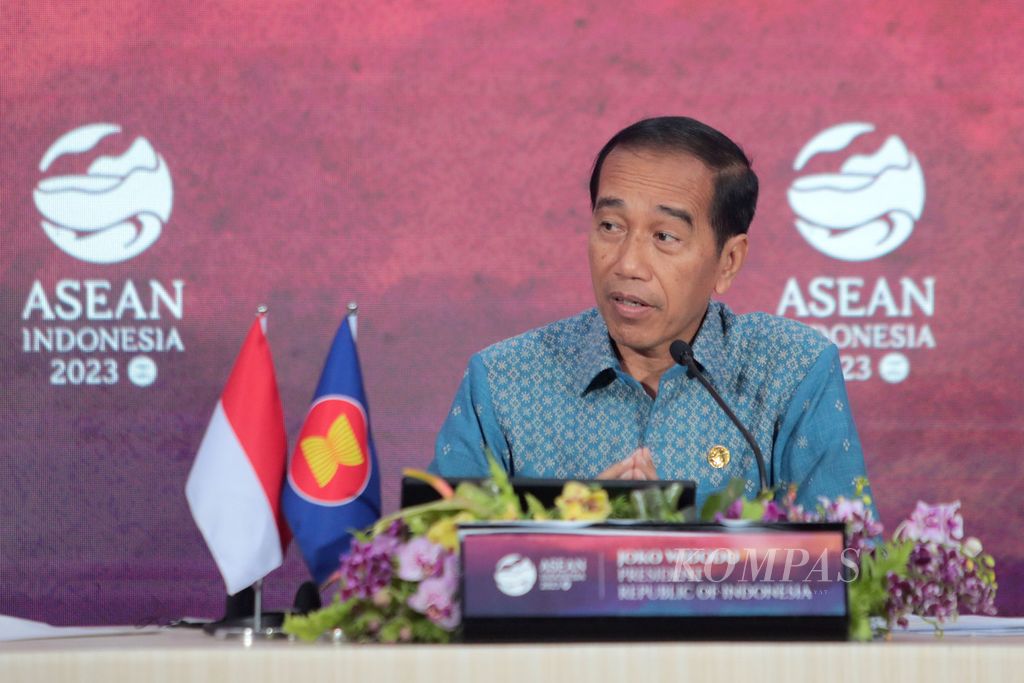 Presiden Joko Widodo menyampaikan keterangan kepada wartawan terkait hasil pertemuan Konferensi Tingkat Tinggi (KTT) Ke-42 ASEAN di Labuan Bajo, Manggarai Timur, Nusa Tenggara Timur, Kamis (11/5/2023).