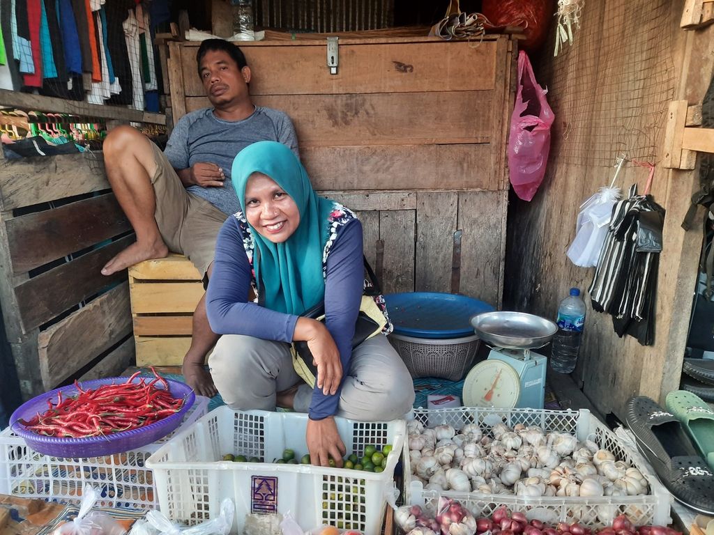 Selfia (42), pedagang yang mengeluhkan tingginya harga bawang merah di Pasar Remu, Sorong, Papua Barat Daya, Kamis (5/10/2023). Harga jual mencapai Rp 40.000 per kilogram (kg) dari harga beli Rp 25.000 per kg. 