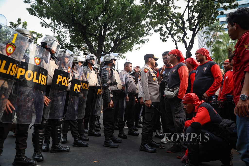 Massa buruh menolak membubarkan diri dalam demonstrasi menuntut kenaikan upah minimum provinsi di depan Balai Kota Jakarta, Selasa (21/11/2023). 