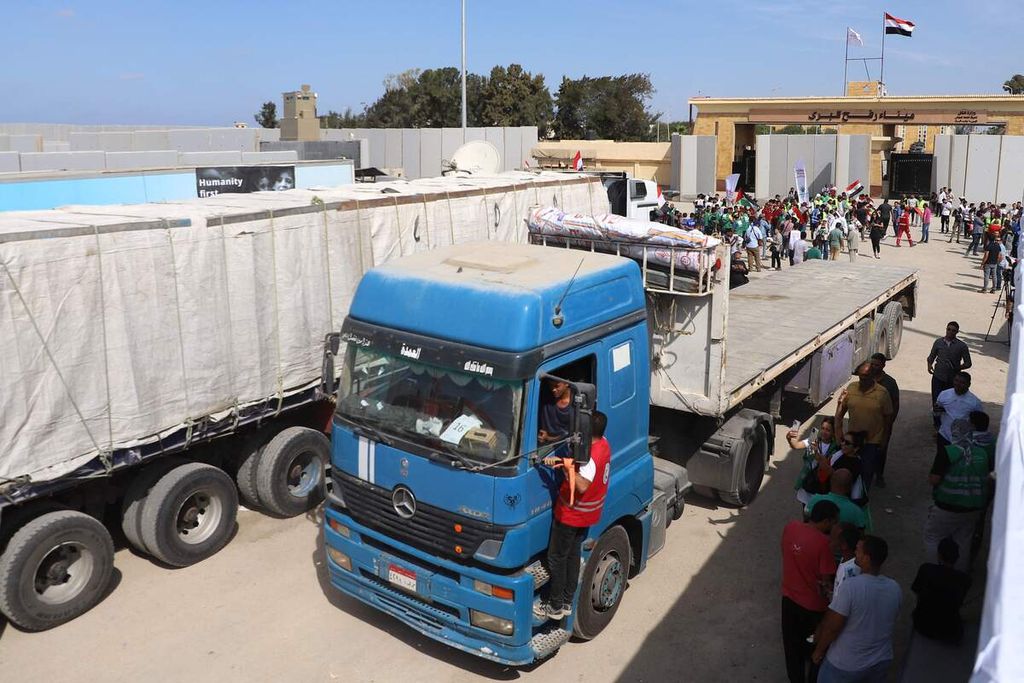 Truk pengangkut bantuan kemanusiaan, yang kembali memasuki Mesir dari gerbang Rafah, disambut oleh para pekerja bantuan kemanusiaan di Rafah, Mesir, 21 Oktober 2023.