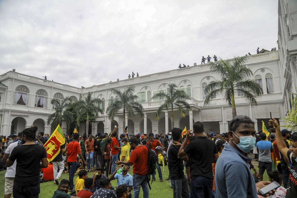 Pengunjuk rasa memadati di dalam kompleks kediaman resmi Presiden Sri Lanka di Colombo, Sri Lanka, Sabtu (9/7/2022). 