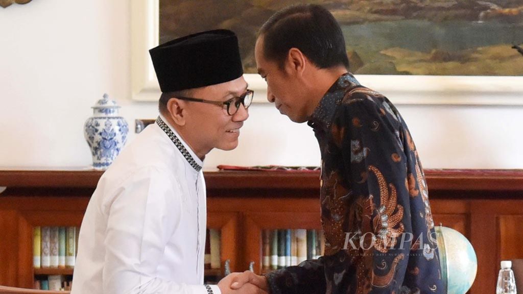 Presiden Joko Widodo menerima Zulkifli Hasan saat masih menjabat Ketua MPR, di Istana Kepresidenan Bogor, Jawa Barat, Rabu (22/5/2019).