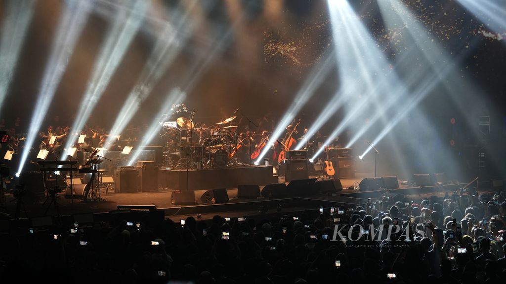 Tohpati Orchestra mengiringi Konser Emas 50 Tahun God Bless di Istora Senayan, Jakarta, Jumat (10/11/2023). 