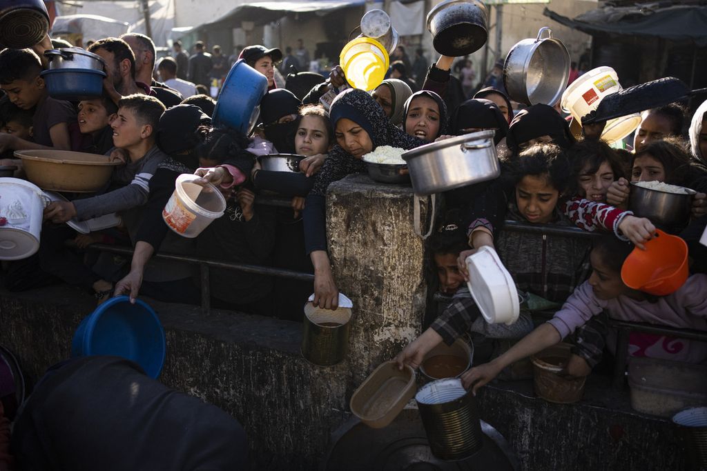Warga Palestina berdesakan saat mengantre untuk mendapatkan jatah bantuan makanan di Rafah, Jalur Gaza, Selasa (12/3/2024). 