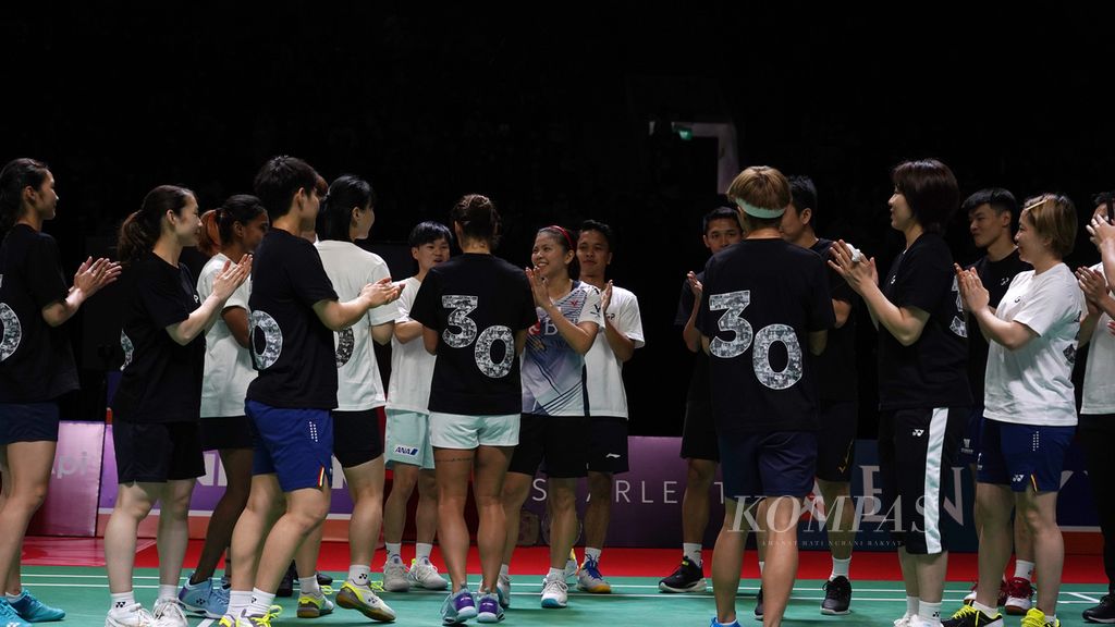 World badminton players pay their respects to Indonesian women's doubles badminton player, Greysia Polii (center), after appearing in a charity match on the sidelines of the Greysia Polii Testimonial Day event at Istora Gelora Bung Karno, Jakarta, Sunday (12/6/2022).