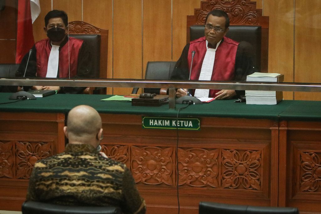 Ketua Majelis Hakim Jon Sarman Saragih (kanan) memimpin sidang di Pengadilan Negeri Jakarta Barat, Kamis (2/2/2023). Inspektur Jenderal Teddy Minahasa menjalani sidang perdana dengan agenda pembacaan dakwaan dilanjutkan dengan pembacaan eksepsi. 