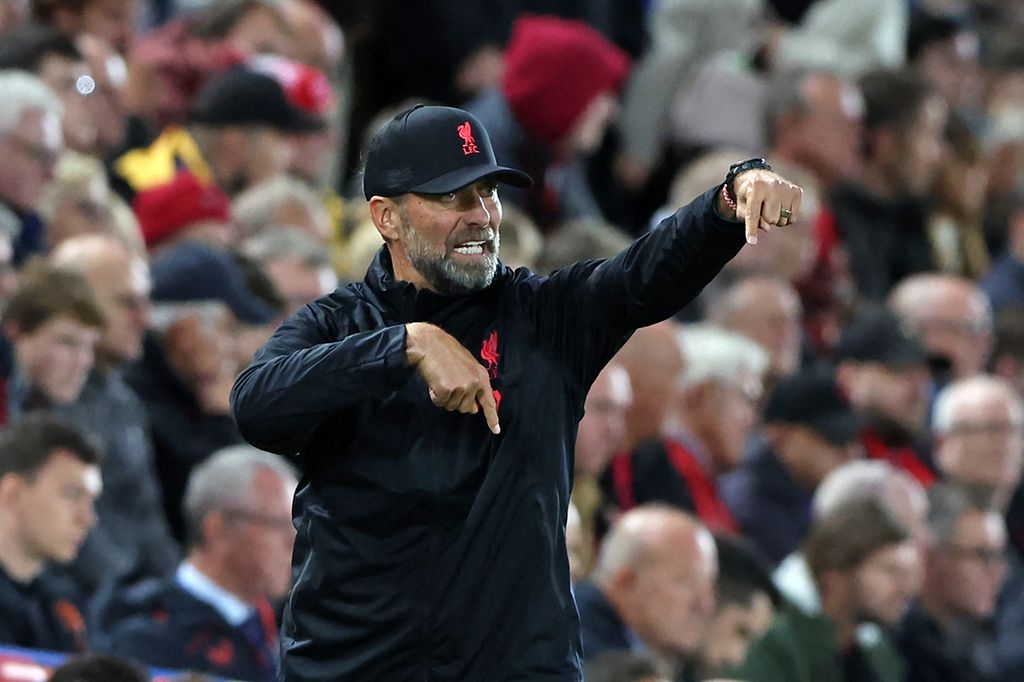 Manajer Liverpool Jurgen Klopp memberi instruksi kepada pemainnya pada laga Grup A Liga Champions Eropa antara Liverpool dan Glasgow Rangers di Stadion Anfield, Liverpool, 4 Oktober 2022.