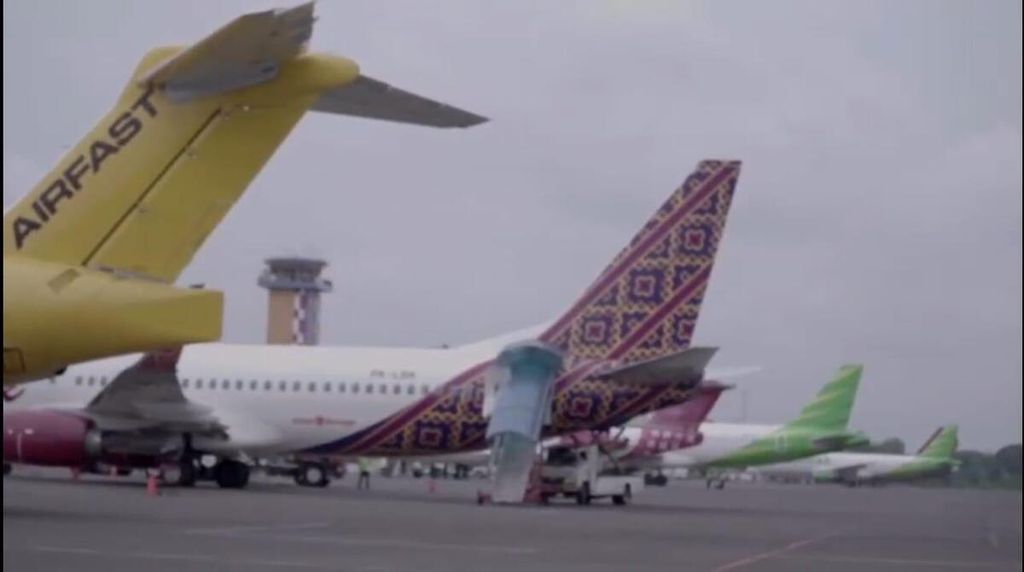 Sejumlah pesawat tetap bersiap melayani penumpang. Bandara Halim Perdanakusuma, Jakarta, ditutup mulai Rabu, 26 Januari 2022. 