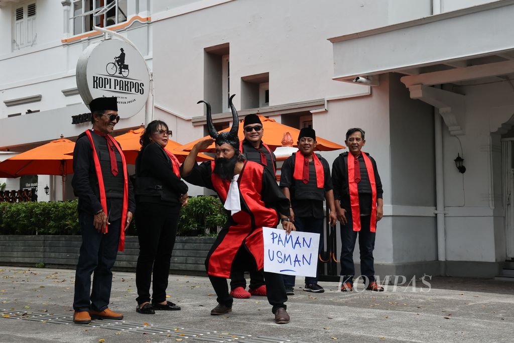 Demonstrators belonging to the People's Movement for Democracy and Justice (GARDA) held a protest by sending bulletproof vests to MK judges in front of the Yogyakarta Central Post Office on Wednesday (3/4/2023). The delivery of "bulletproof vests" to Chief Justice Suhartoyo was a manifestation of moral support for the MK judges.